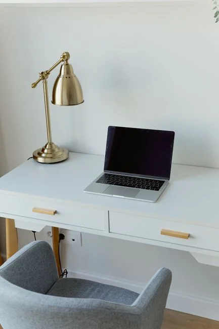 Un couple soulève ensemble un canapé pendant son emménagement dans un nouvel appartement.
